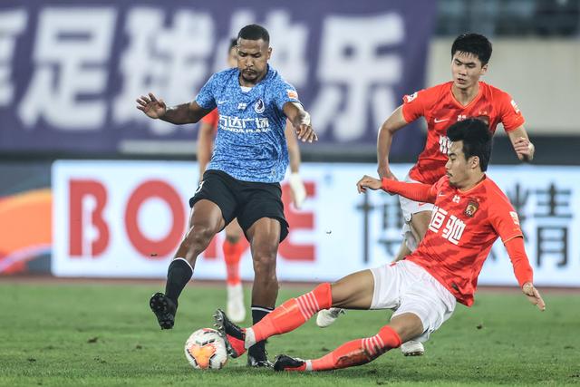 五人得分上双 中国男篮首战告捷