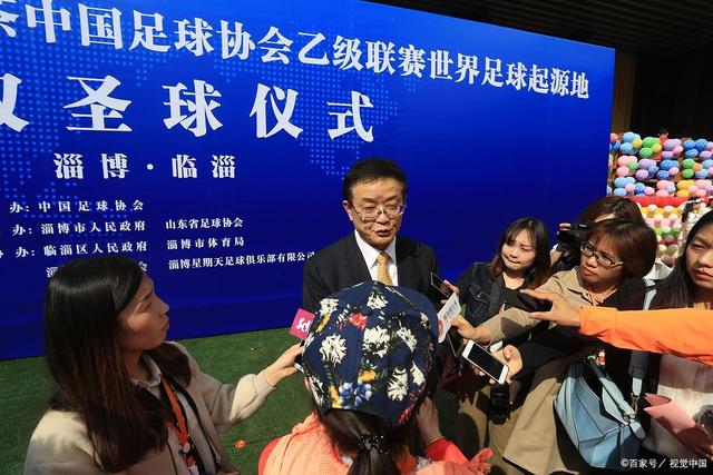 奥巴梅扬海滨与当地孩童踢七人制并送出助攻